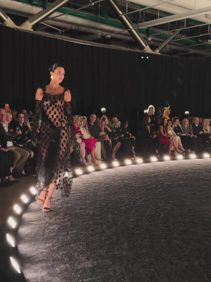 肯豆这裙子也太性感了