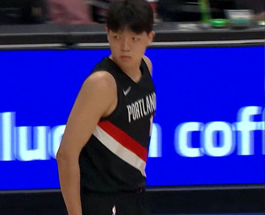 篮下单吃！保护前场篮板助攻！杨瀚森对公牛单节2分1板1助！