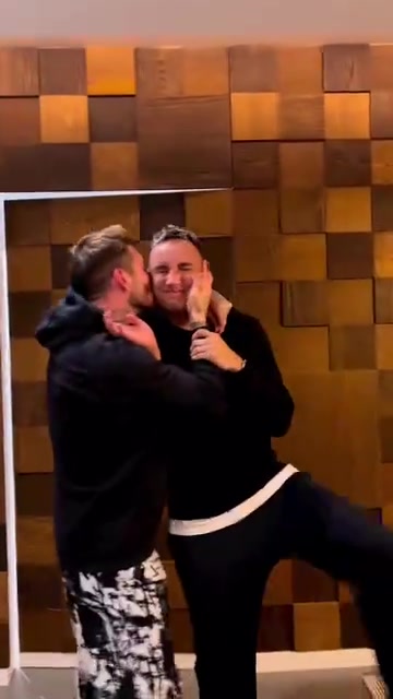 要不是知道这俩是谁名场面拉莫斯强吻纳瓦斯